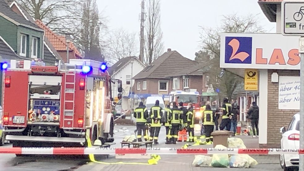 Neben Polizei waren auch zahlreiche Feuerwehrkräfte ausgerückt. Foto: Leonhard