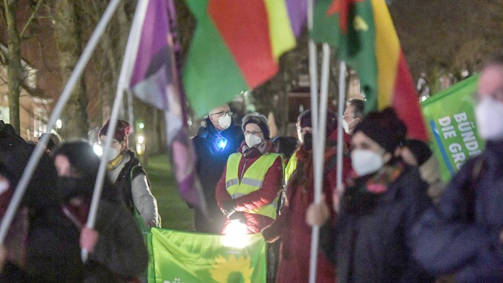 Rund 80 Menschen wandten sich in Aurich gegen die „Spaziergänger“. Fotos: Ortgies