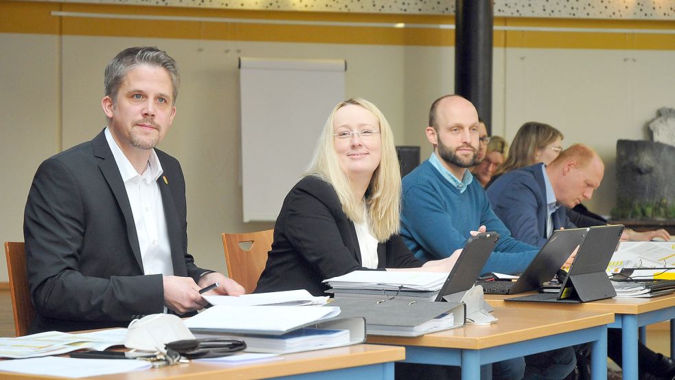 Der Erste Gemeinderat Frank Cramer (von links) und Kämmerin Jördis Lienemann leiteten die Vorstellung des Haushaltsentwurfs der Gemeinde Großefehn. Foto: Gemeinde Großefehn