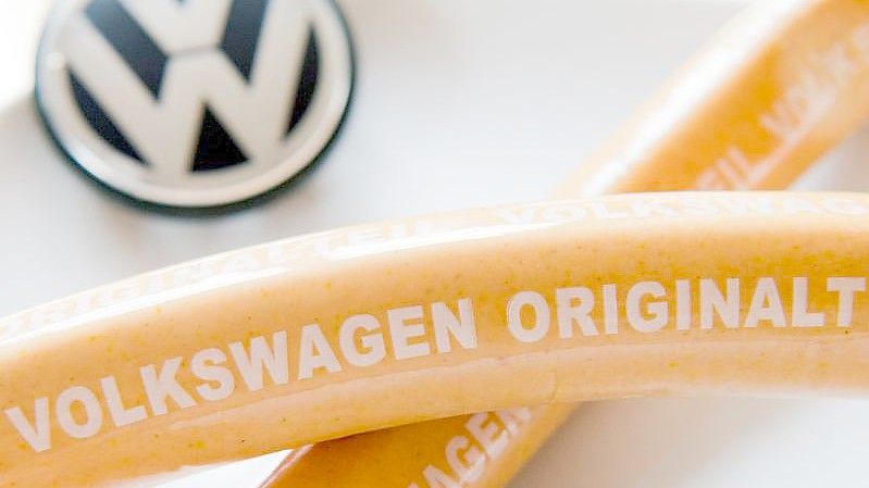 Eine Wurst mit der Aufschrift „Volkswagen Originalteil“. Foto: picture alliance / dpa