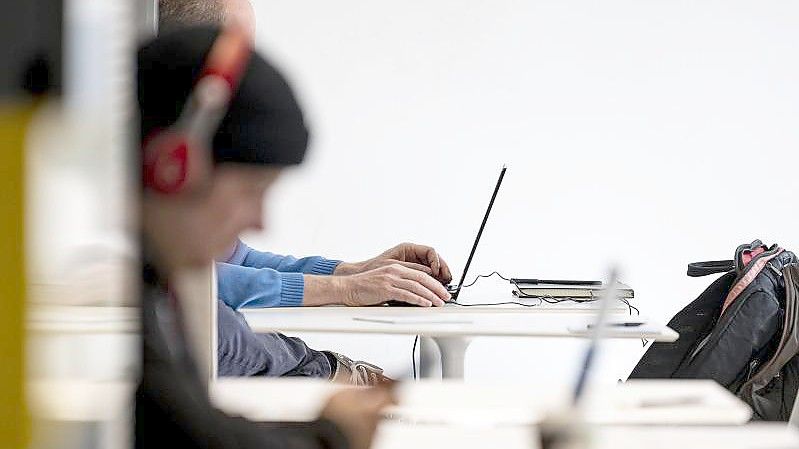 Im Office Club in Berlin-Prenzlauer Berg arbeiten Menschen im Coworking Space. Start-ups weltweit haben im vergangenen Jahr Rekordgelder von Investoren eingeworben. Foto: Fabian Sommer/dpa