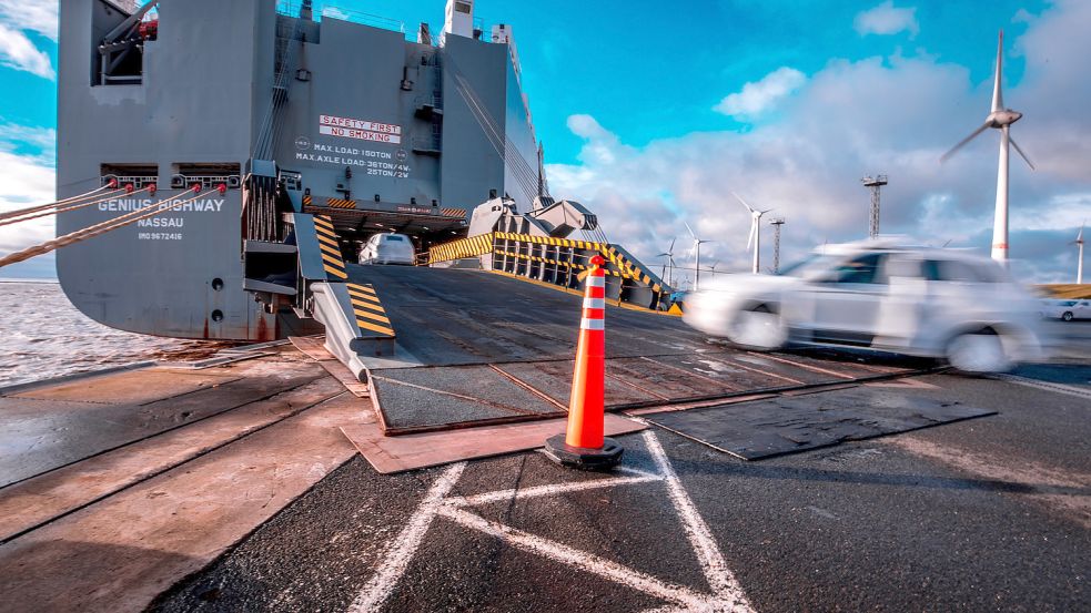 Im Sekundentakt verschwinden Autos für den Export im Bauch von Transportschiffen. Foto: Cordsen