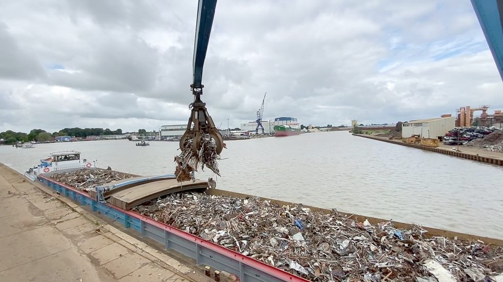 Schrott gehört zu den Gütern, die im Hafen am meisten umgeschlagen werden. Foto: Stadtwerke