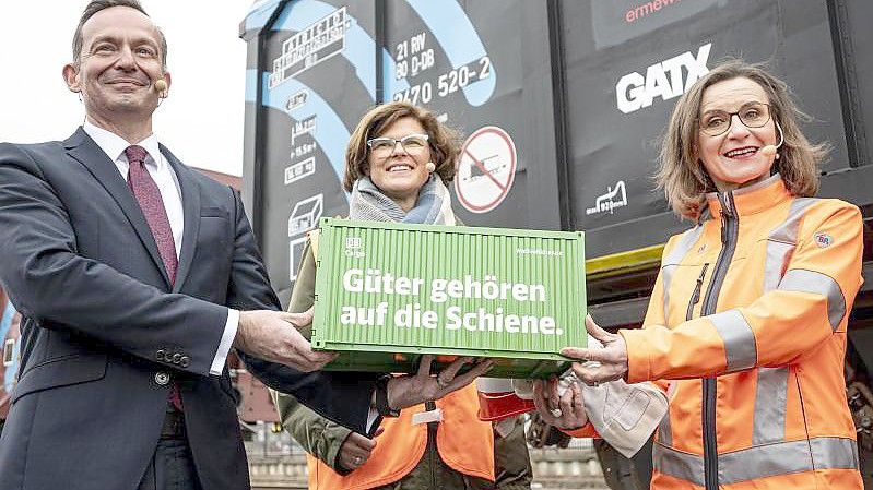 Verkehrsminister Volker Wissing (FDP,l-r) mit Daniela Gerd tom Markotten und Sigrid Nikutta vom Vorstand der DB vor der Testfahrt eines Güterzugs mit digitaler automatischer Kupplung. Foto: Fabian Sommer/dpa