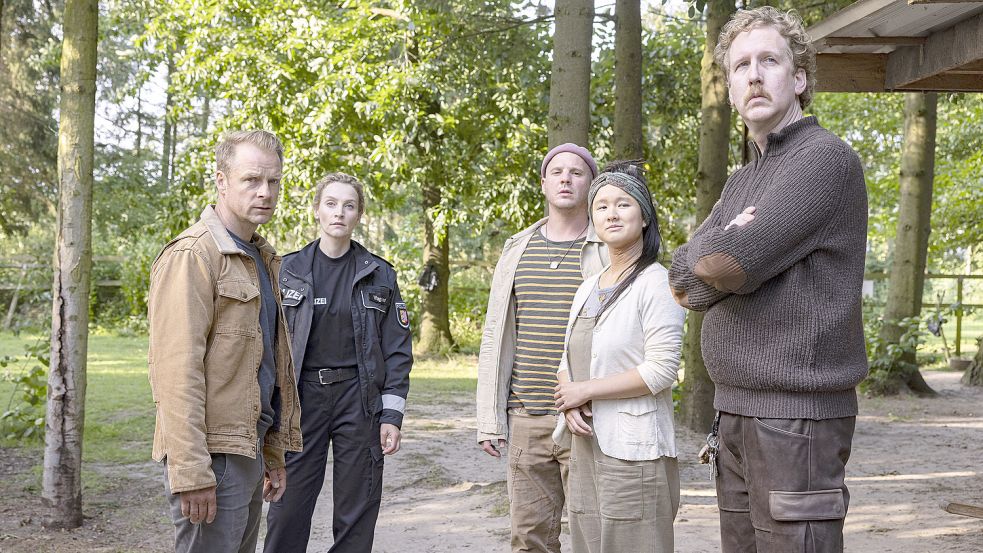 Hauke (Hinnerk Schöneman) und Hannah (Jana Klinge) schauen sich in der Hundepension von Kai Schwarz (Uke Bosse, rechts) mit Max Thommes und Jing Xiang um. Foto: Sandra Hoever/NDR