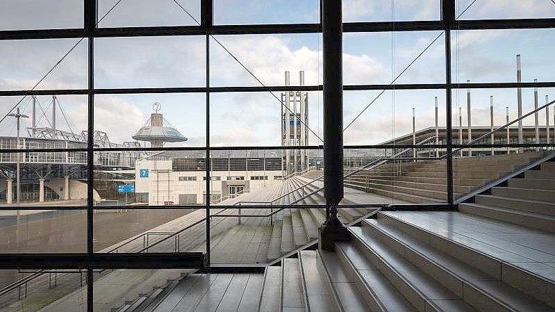 Blick aus der leeren Halle 9 auf das Messegelände Hannover. Die Hannover Messe wird coronabedingt verschoben. Foto: Julian Stratenschulte/dpa