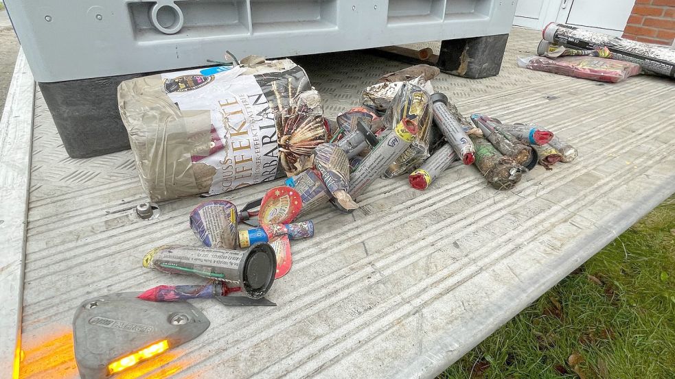 Mitarbeiter der Fachfirma holten die Feuerwerkskörper aus der Wohnung. Foto: Janßen