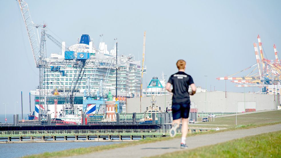 Die „Iona“ in Bremerhaven: Die verspätete Ablieferung des Kreuzfahrtschiffes im Herbst 2020 hat der Meyer-Werft hohe Verluste beschert. Damit begründet das Unternehmen nun den Antrag auf die Millionen-Hilfe. Foto: Dittrich/dpa/Archiv