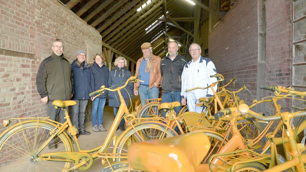 Auch an der L4 soll ein neuer Radweg entstehen. Vor einigen Wochen stellten die Befürworter bereits Schilder und orange lackierte Fahrräder auf, um an ihre Forderung zu erinnern. Das Bild zeigt Wolfgang Hinrichs (von links), Garrelt Agena, Johanne Gebauer, Susanne Freese-Miener, Ralf Beckmann, Karl-Heinz Gebauer und Hans-Jürgen Grensemann. Foto: Hillebrand