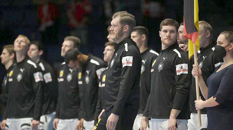 Die deutschen Handballer haben bei der Europameisterschaft weitere Corona-Fälle gemeldet. Foto: Marijan Murat/dpa