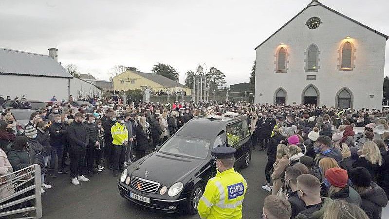Die Familie von Ashling Murphy und Trauernde bei der Beerdigung der jungen Frau in Mountbolus. Foto: Niall Carson/PA/AP/dpa