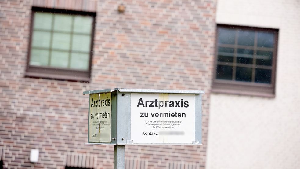 Ein Schild mit der Aufschrift „Arztpraxis zu vermieten“ vor einem Gebäude im Heidekreis. Auch in Ostfriesland nimmt der Arzt-Mangel zu. Foto: Frankenberg/dpa