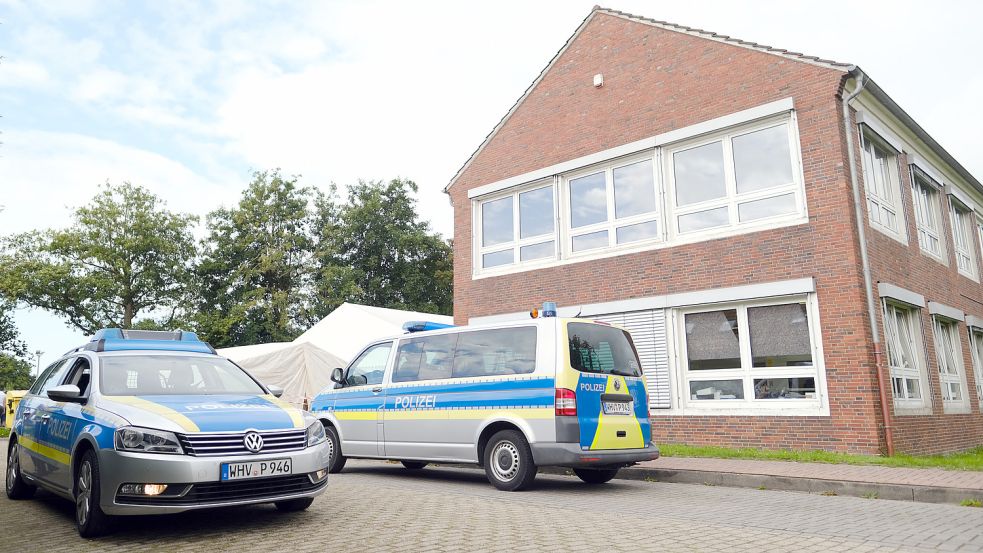 Polizeiwagen vor dem Impfzentrum Friesland: Beamte haben im August mehrere Gebäude durchsucht, weil ein Betrugs-Verdacht gegen DRK-Angehörige besteht. Foto: Hibbeler/dpa