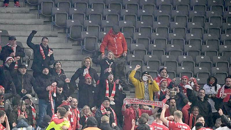 Die Unioner feiern nach dem Spiel mit ihren Fans. Foto: Sören Stache/dpa