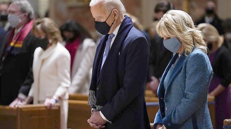 US-Präsident Joe Biden und seine Frau Jill besuchten die Messe in der Kathedrale St. Matthew the Apostle während der Feierlichkeiten zu seinem Amtsantritt. Foto: Evan Vucci/AP/dpa