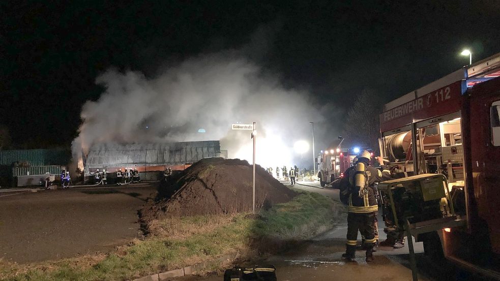 In Ulbargen war am Dienstagabend eine Wellblechhalle in Flammen aufgegangen. Foto: Luppen