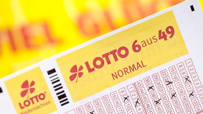 Der Lotto-Jackpot wird geteilt. Foto: Swen Pförtner/dpa