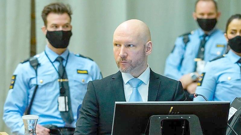 Der wegen Terrorismus verurteilte Anders Behring Breivik sitzt im provisorischen Gerichtssaal des Gefängnisses von Skien, wo sein Antrag auf vorzeitige Entlassung geprüft wird. Foto: Ole Berg-Rusten/NTB/dpa