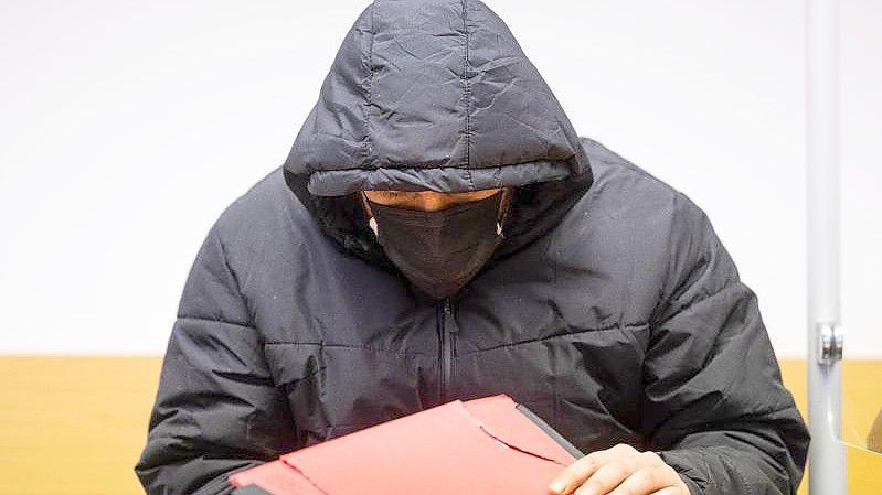 Der Angeklagte im Gerichtssaal. Foto: Guido Kirchner/dpa