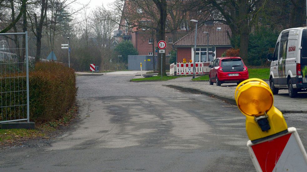 Der Treckfahrtsweg soll eigentlich saniert werden. Mögliche Grabstätten, die sich unter der Fahrbahn befinden könnten, stoppen die Arbeiten vorerst. Foto: F. Doden