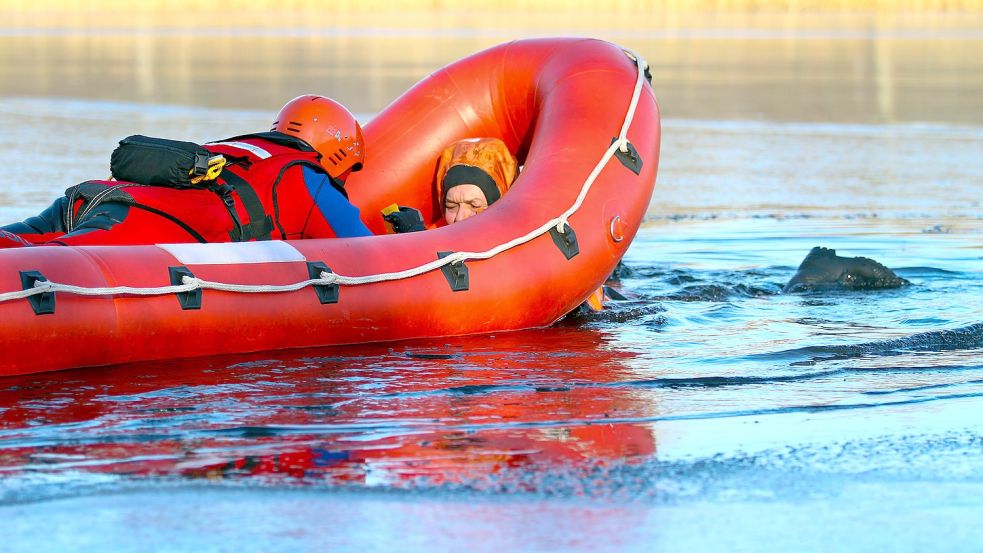 Die Wasserrettung ist auch in Hinte ein Thema. Bislang fehlt es dazu an Gerät. Symbolfoto: DPA