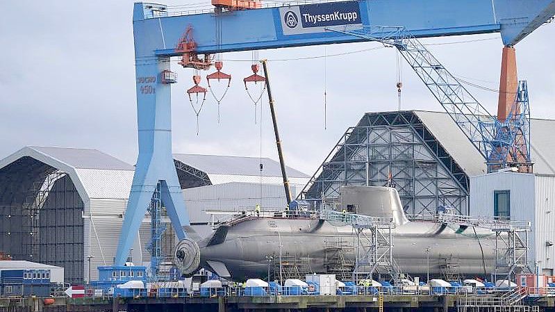 Ein im Bau befindliches U-Boot liegt in der Werft von ThyssenKrupp Marine Systems in Kiel. Foto: Marcus Brandt/dpa