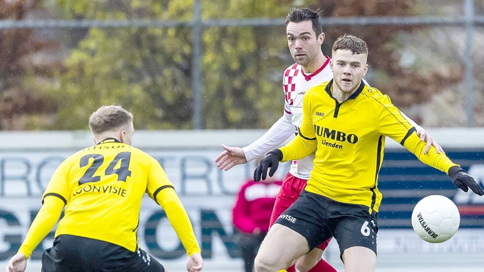 Niels Willems (rechts) wird möglicherweise demnächst das Trikot von Kickers überstreifen. Foto: Pro Shots/Imago