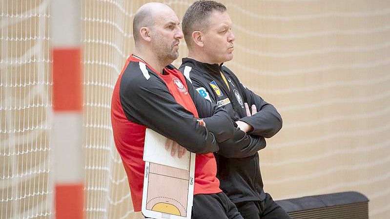 Co-Trainer Erik Wudtke (l, neben Bundestrainer Alfred Gislason) wird beim Spiel gegen Spanien fehlen. Foto: Marijan Murat/dpa