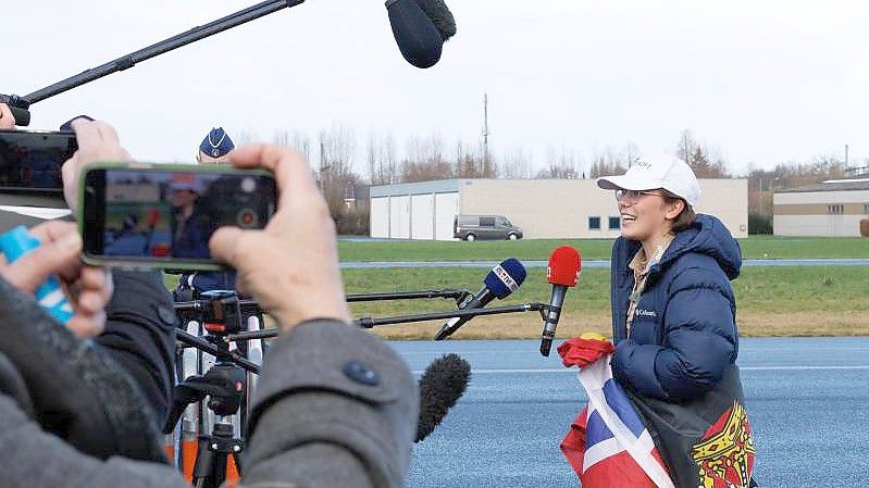 Großer Empfang für die junge Pilotin Zara Rutherford in Belgien. Foto: Kurt Desplenter/BELGA/dpa