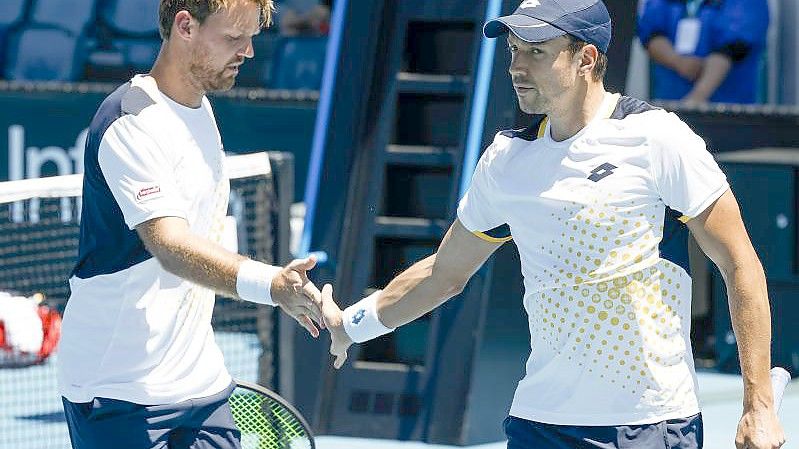 Kevin Krawietz (l) und Andreas Mies haben bei den Australian Open das Achtelfinale erreicht. Foto: Frank Molter/dpa