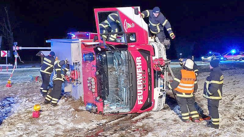 Helfer in Not: In Brandenburg verunglückte ein Feuerwehr-Fahrzeug auf dem Weg zu einem Unfall mit zwei Lkw. Foto: Julian Stähle/TNN/dpa