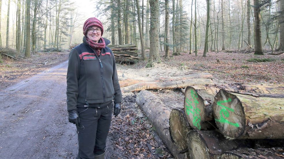 Wibeke Schmidt von den Niedersächsischen Landesforsten berichtet von dem Hintergrund der Fäll-Aktion. Foto: Böning