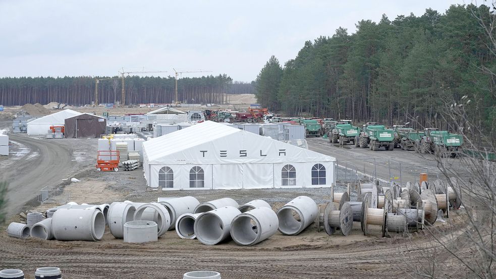 Zur Tesla-Fabrik in Grünheide gibt es jetzt eine Autobahnabfahrt. Die von dem US-Automobilhersteller selbst gebaute Abfa Foto: www.imago-images.de