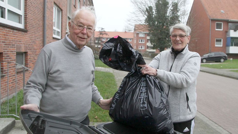 Heinz Mammen und Helga Steiml vor ihrem Haus an der Friedrich-Rückert-Straße in Barenburg. Die beiden wollen sich nicht von ihrer grauen Tonne trennen. Foto: Päschel