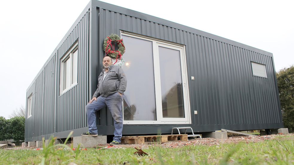 Walter Stephan vor seinem neuen Heim: ein Containerhaus im eigenen Garten. Foto: Oltmanns