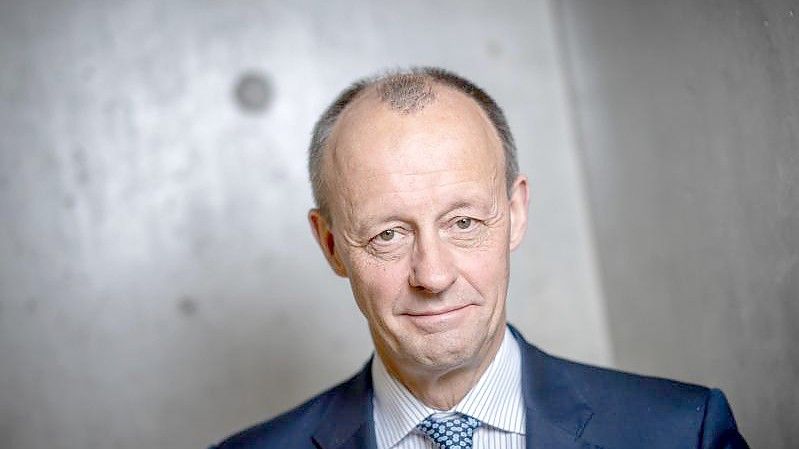 Friedrich Merz bei einem Interview mit der dpa in seinem Büro. Foto: Michael Kappeler/dpa