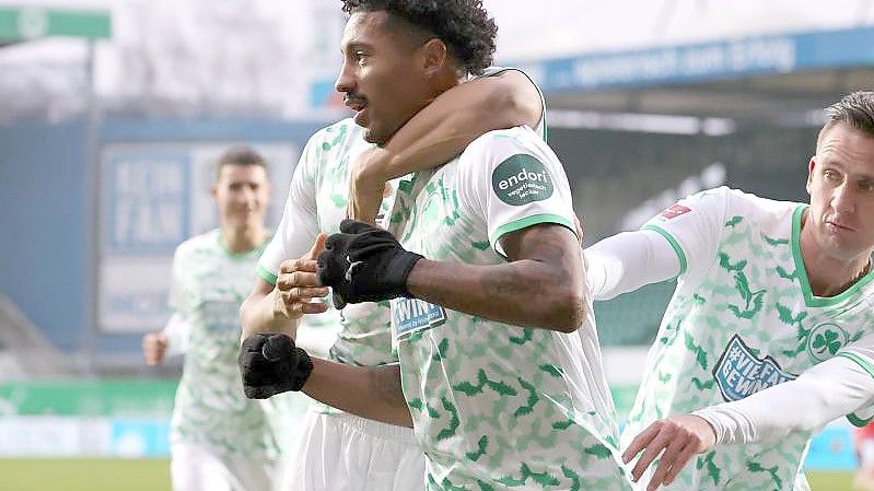 Der Fürther Jeremy Dudziak (M) und seine Mitspieler feiern das 1:0 gegen Mainz. Foto: Daniel Karmann/dpa