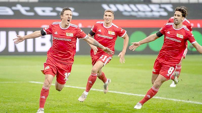 Max Kruse (l) jubelt mit Robin Knoche und Rani Khedira über seinen Treffer zum 1:0 für die Berliner gegen Gladbach. Foto: Bernd Thissen/dpa