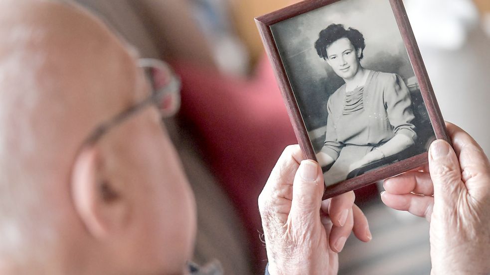 Heinrich Boekhoff hält ein Foto seiner Frau Herta in den Händen. Foto: Ortgies