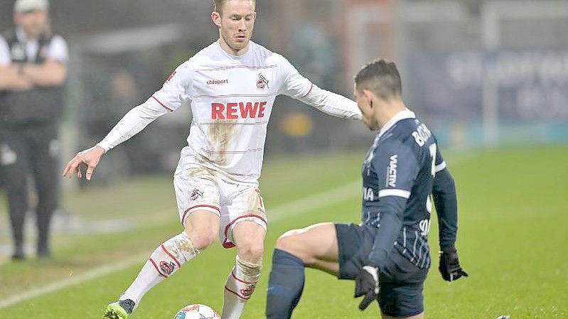 Kölns Florian Kainz (l) und Bochums Danilo Soares kämpfen um den Ball. Foto: David Inderlied/dpa