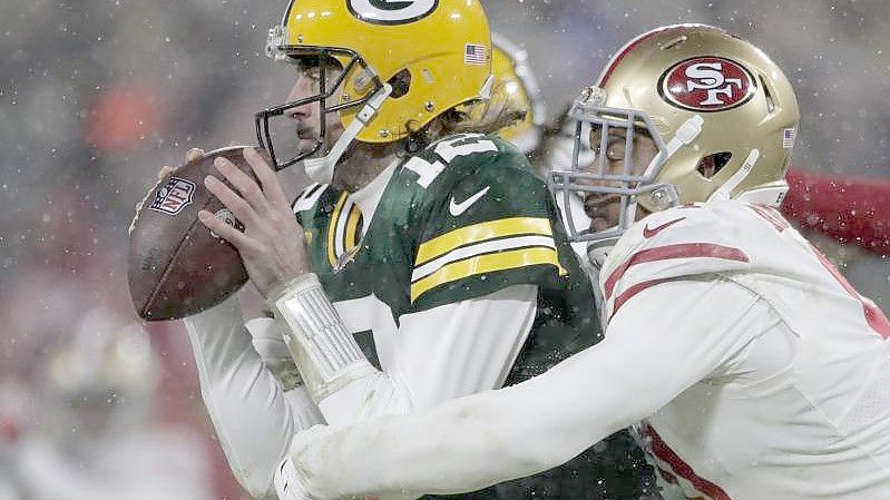 Arik Armstead von den San Francisco 49ers (l) schnappt sich den Green-Bay-Qarterback Aaron Rodgers. Foto: Aaron Gash/AP/dpa