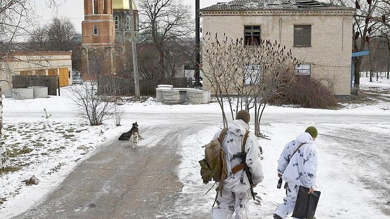 Ukrainische Soldaten patrouillieren auf einer Straße im Dorf Werchnjotorezke in der Region Donezk im Osten der Ukraine. Foto: Andriy Andriyenko/AP/dpa