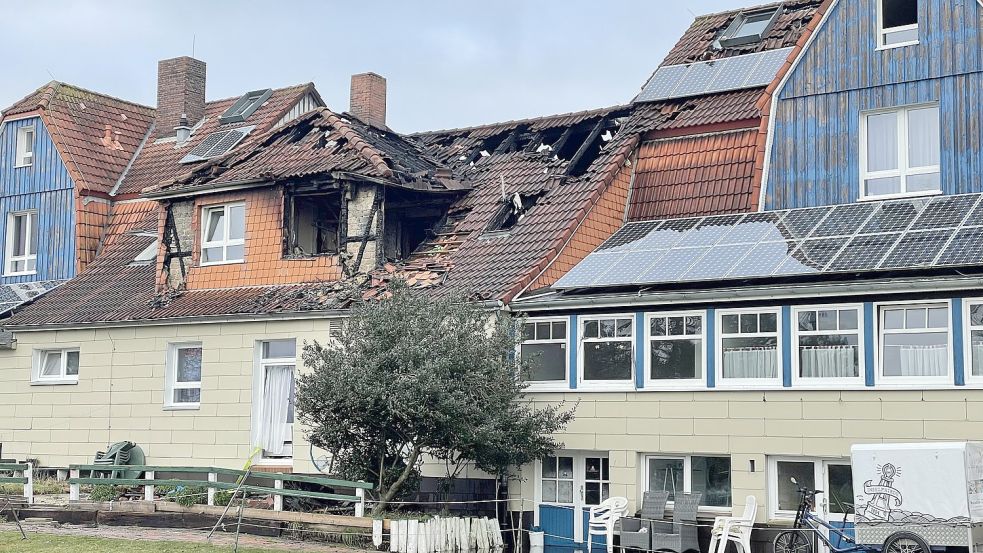 Im Dachstuhl einer Mitarbeiterunterkunft auf Spiekeroog ist am frühen Sonntagmorgen Feuer ausgebrochen. Foto: Feuerwehr
