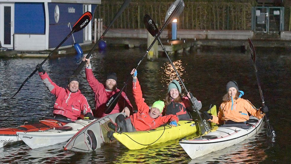 Im Auricher Hafen startet die Tour auf dem Ems-Jade-Kanal mit den Vereinsmitgliedern von Emjak (von links: Gerhard Olthoff, Falk Spieth, Manfred Nessen, Nora Kraft und Elke Sauer). Foto: Ortgies