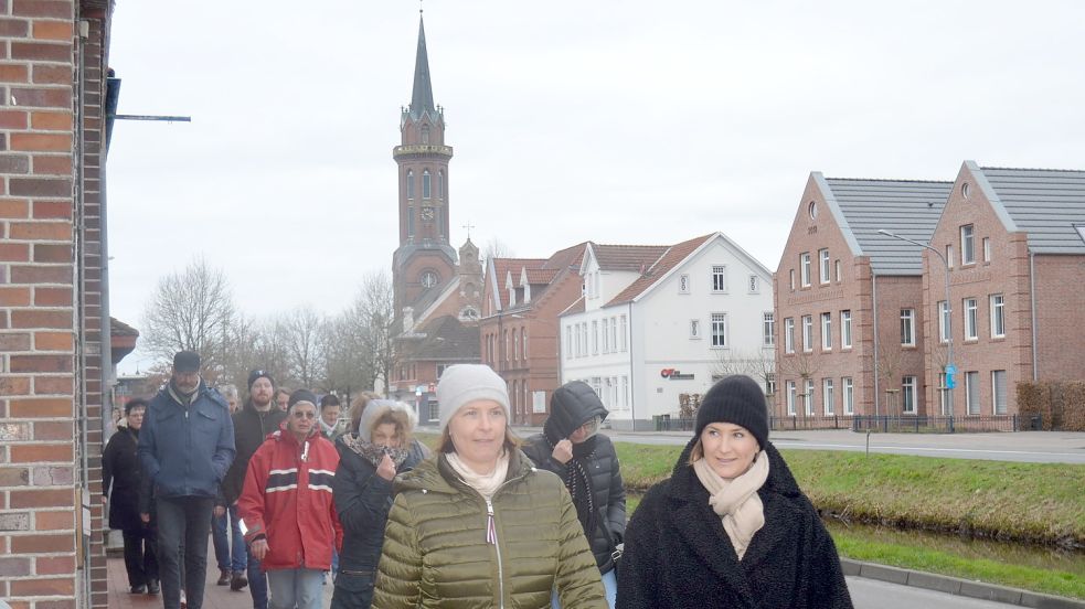 Gut 50 Leute nahmen am Sonntagnachmittag an einer als „Spaziergang“ deklarierten Versammlung in Rhauderfehn teil, um gegen die Corona-Maßnahmen zu protestieren. Der Zug bewegte sich zweimal ums Untenende. Fotos: Fertig