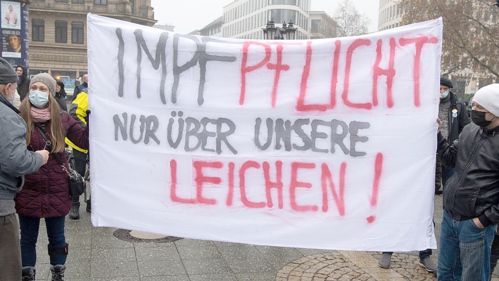 Dieses Foto zeigt eine Demonstration, bei der auch Angehörige aus der „Querdenker“- und Reichsbürger-Szene dabei waren. Bei dieser Demo in Frankfurt wie bei einem Offenen Brief gegen die Impfpflicht aus Ostfriesland stellt sich die Frage: Wer macht mit wem gemeinsame Sache? Foto: Roessler/dpa