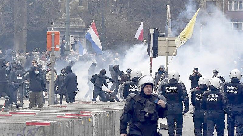 Zehntausende Menschen waren in Brüssel die Corona-Maßnahmen der Regierung auf die Straße gegangen. Foto: Geert Vanden Wijngaert/AP/dpa