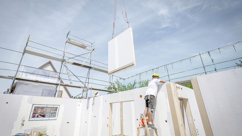 Fertighäuser können eine alternative zu massiven Bauten sein. In den kommenden zwei Jahren soll die Fertigbauquote 25 Prozent übersteigen. DPA-Symbolfoto: Maurer