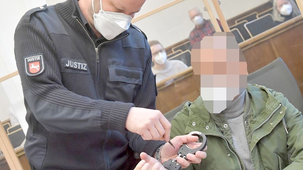 Das Bild entstand am ersten Prozesstag: Der mutmaßliche Kopf der Schleuser-Bande sitzt in Untersuchungshaft – und wurde deshalb in Handschellen in den Saal geführt. Foto: Archiv/Ortgies