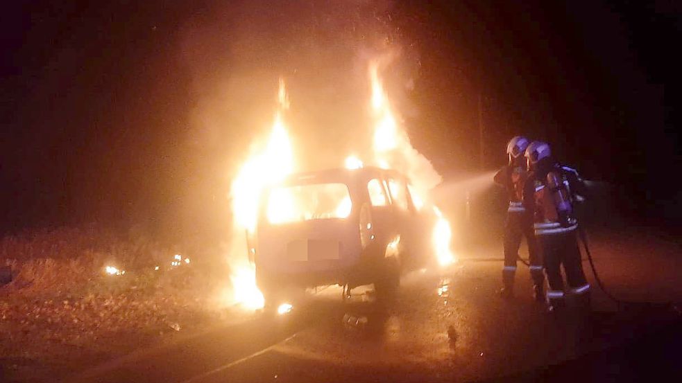 Die Feuerwehr löschte den Brand, konnte aber nicht mehr verhindern, dass der Wagen ausbrannte. Bild: Feuerwehr